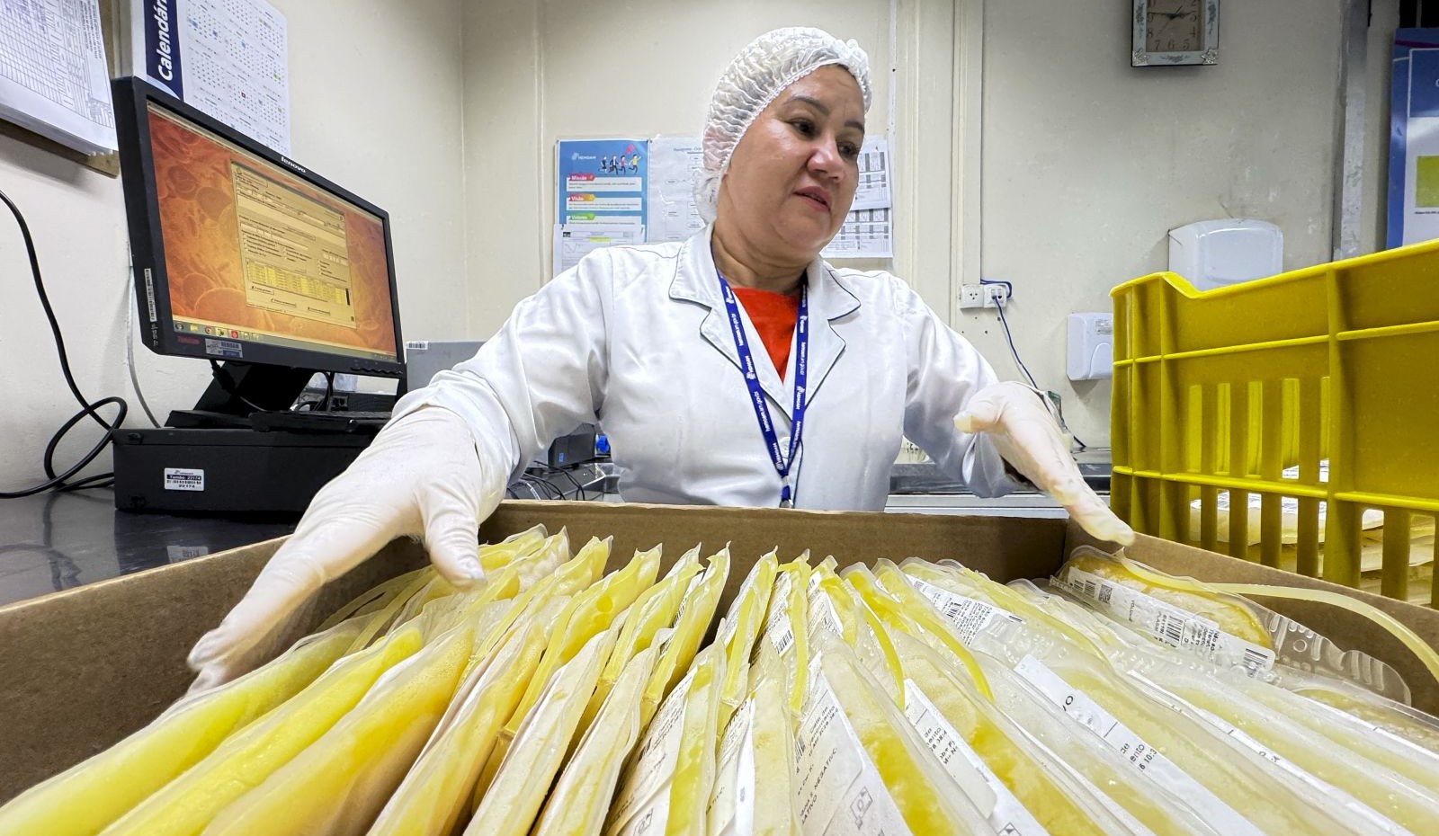 Hemoam envia 4.800 bolsas de plasma para produção de medicamentos