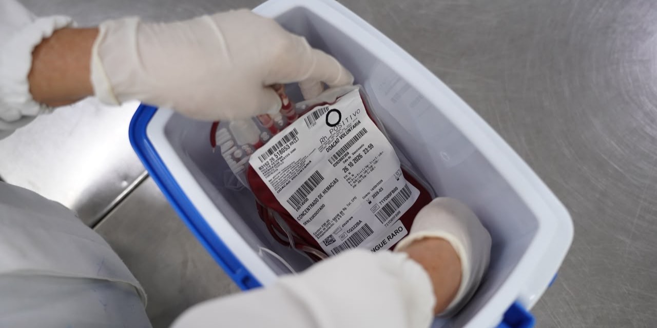 Bolsa de sangue raro cruza o país em avião comercial para atender paciente transplantado